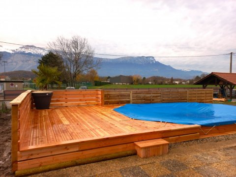 Création d'un piscine hors sol avec aménagement d'une terrasse sur mesure.